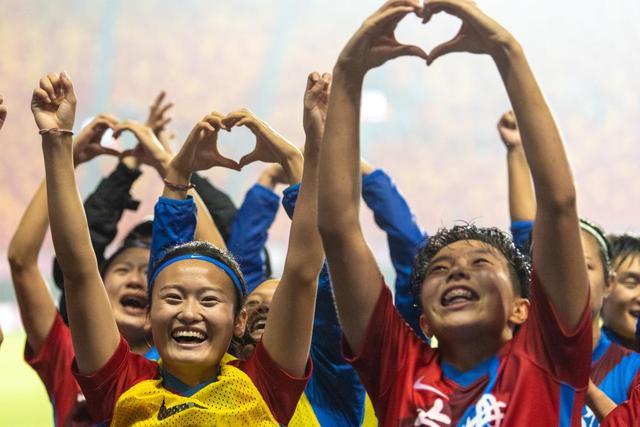 马克西46分布伦森40分 76人险胜尼克斯追至2-3